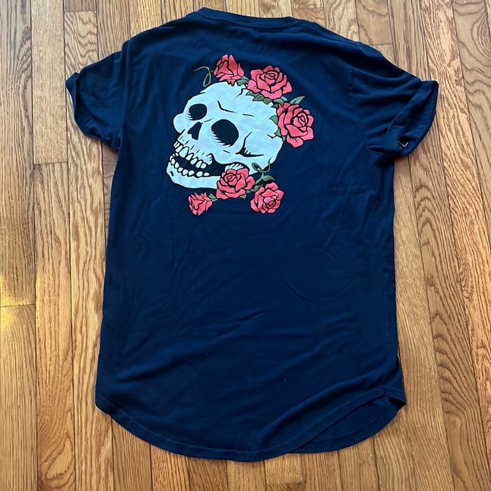 Hollister Must-Have Collection Curved Hem Tee M Skull Rose tattoo graphic y2k
